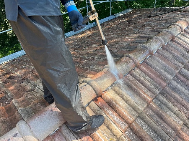 鳴沢村で屋根を高圧洗浄すると同時に外壁の部分洗浄・カーポート屋根洗浄